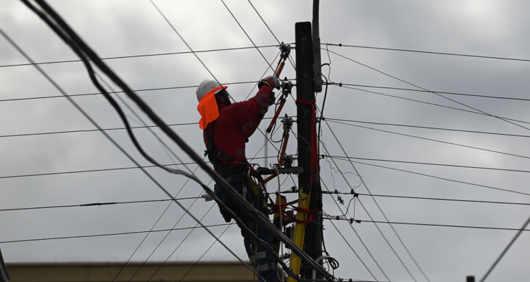 Sistema frontal: Gobierno destaca 47% menos de clientes sin luz y SEC formula cargos a eléctricas