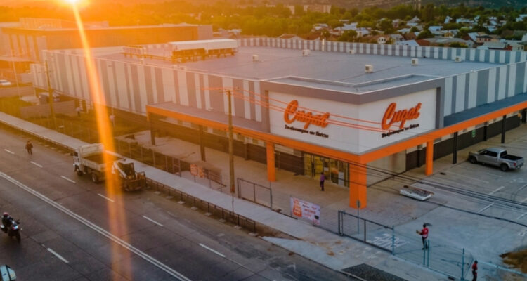 Supermercado chileno da salto a Europa poco después de zafar de deuda tributaria de $30 mil millones