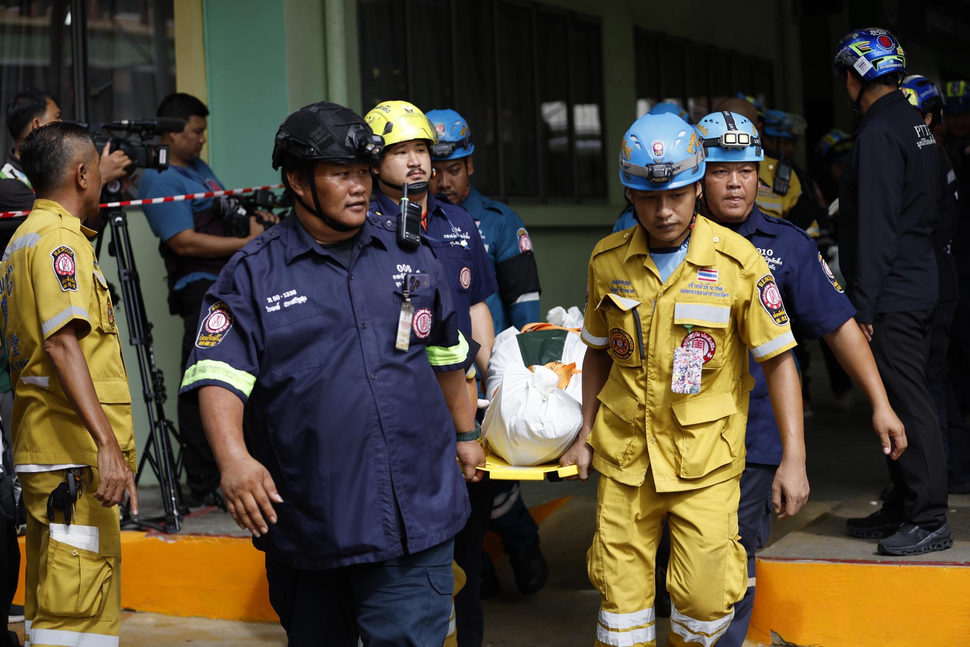 Personal de emergencia traslada el cuerpo de una víctima del tiroteo escolar en Tailandia