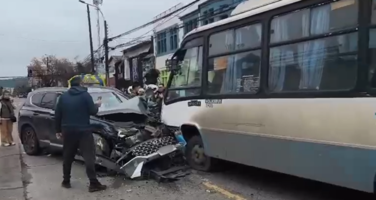 Accidente múltiple deja a cinco personas lesionadas en pleno centro de Talca