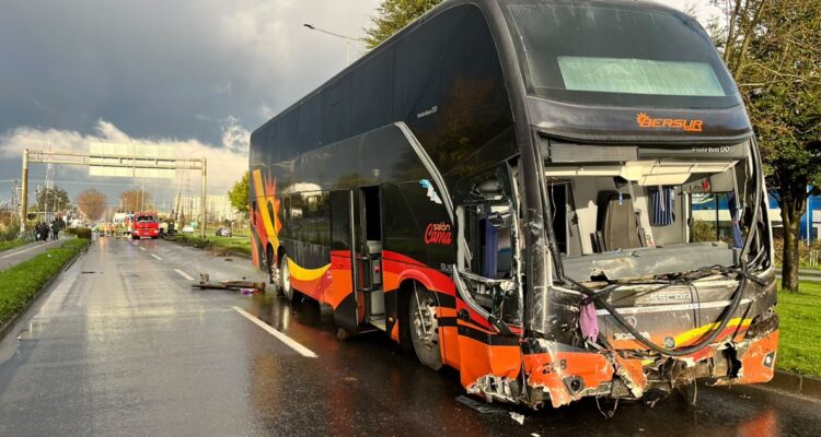 Dos muertos deja colisión entre furgón y bus que trasladaba a jugadores juveniles de Deportes Temuco