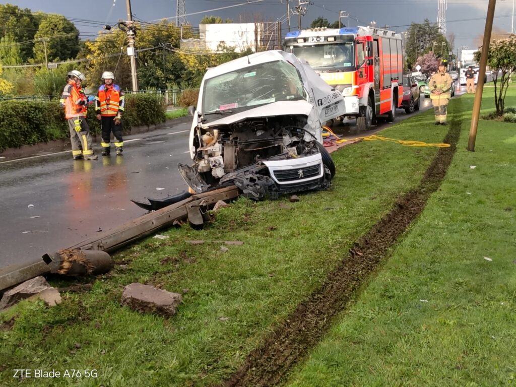 Dos muertos deja colisión entre furgón y bus que trasladaba a jugadores juveniles de Deportes Temuco