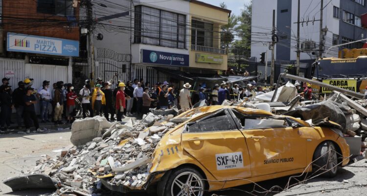 Imagen que muestra un vehículo afectado por los escombros de un edificio en el sector de La Lorena, en Pereira