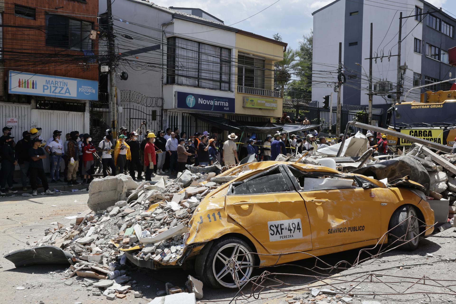 Imagen que muestra un vehículo afectado por los escombros de un edificio en el sector de La Lorena, en Pereira
