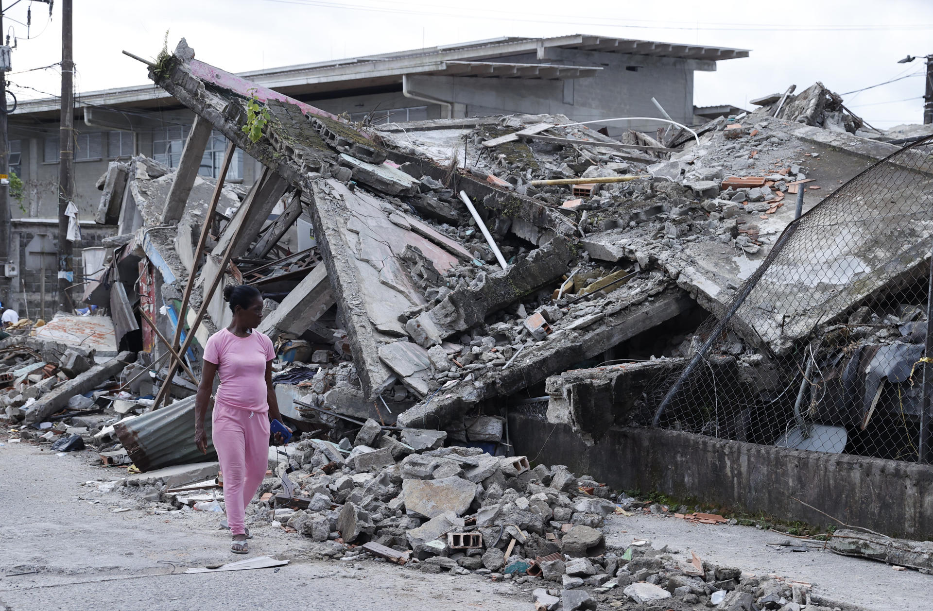 Una mujer camina frente a un edificio destruido por el terremoto en Quibdó, Chocó (Colombia)