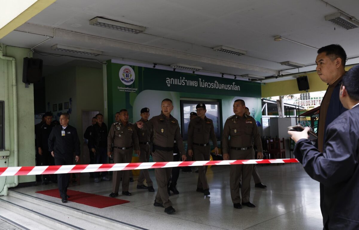 Agentes de policía responden al tiroteo en una escuela en Tailandia