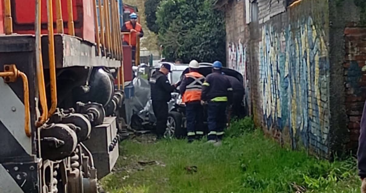VIDEOS | Tren de carga arrastra vehículo por aproximadamente 30 metros tras colisión en Coronel