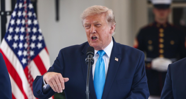 Trump anuncia negociaciones con Irán tras aplazar ataque militar: diálogo comienza este lunes