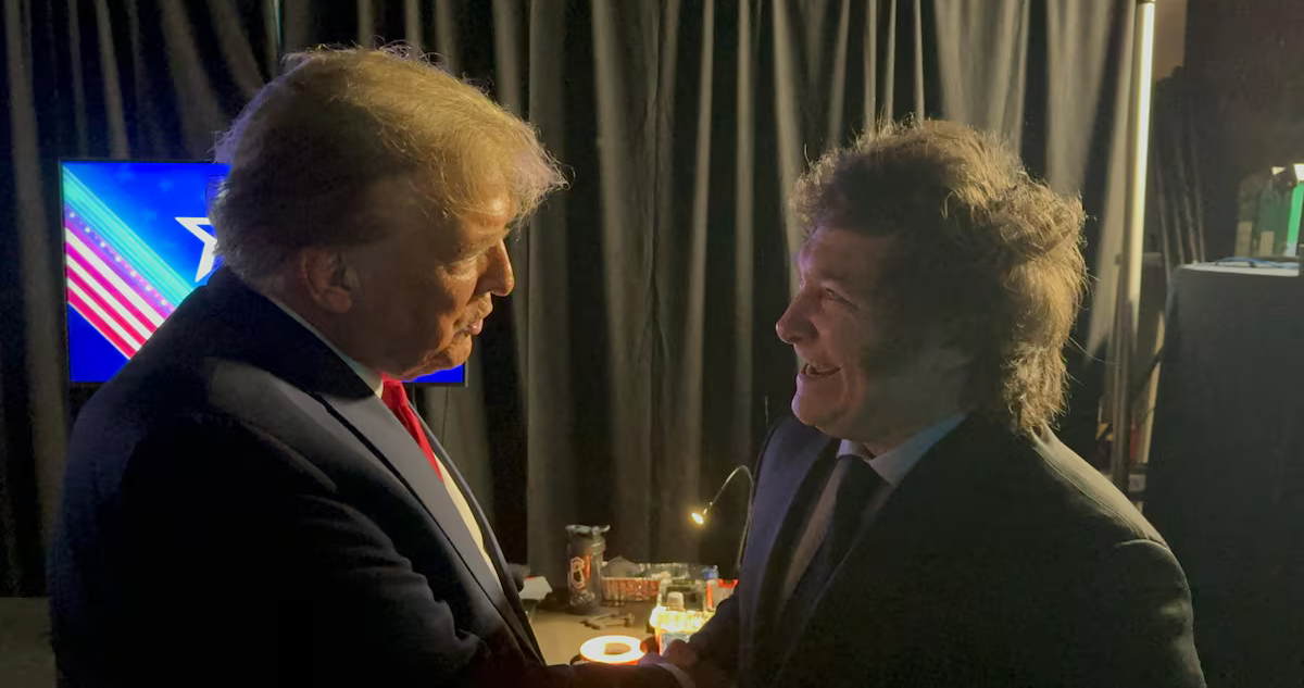 Milei (derecha) haría campaña por Donald Trump (izquierda) en EEUU