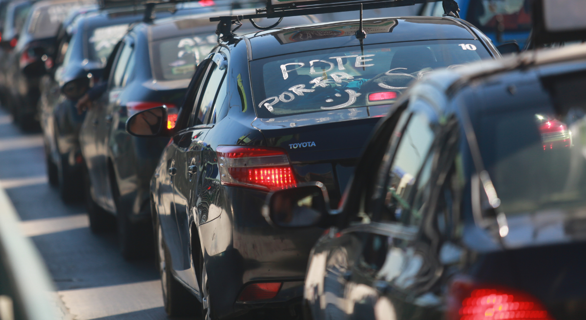 Taxis colectivos descartan paro por alza de combustible pero exigen extender subsidio hasta diciembre