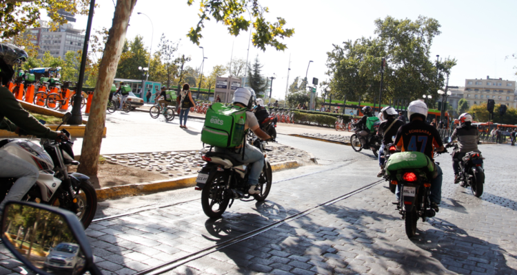 Uber decide invertir en una fintech chilena para financiar motos a los repartidores