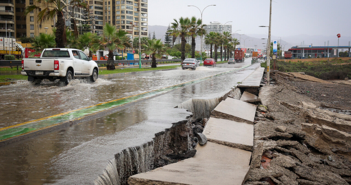 Un fallecido, rutas cortadas y aluvión en Tocopilla: el paso del sistema frontal en el norte