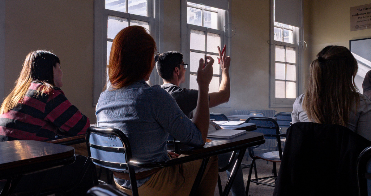 Foto de contexto de estudiantes en una sala de clases.
