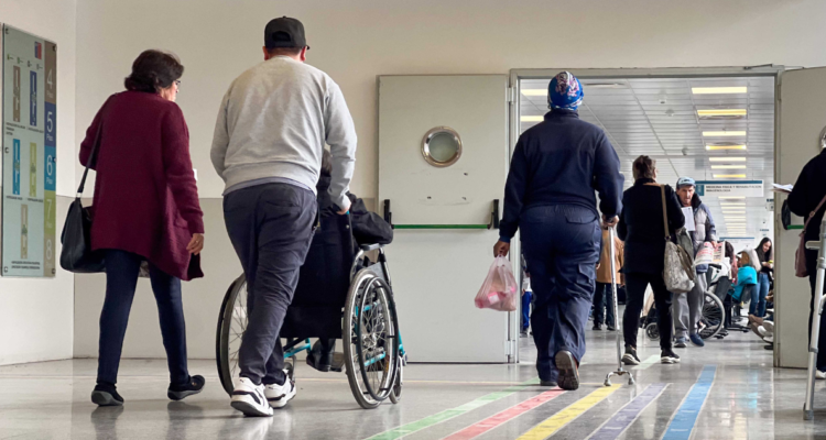 Personas ingresando a un recinto asistancial.