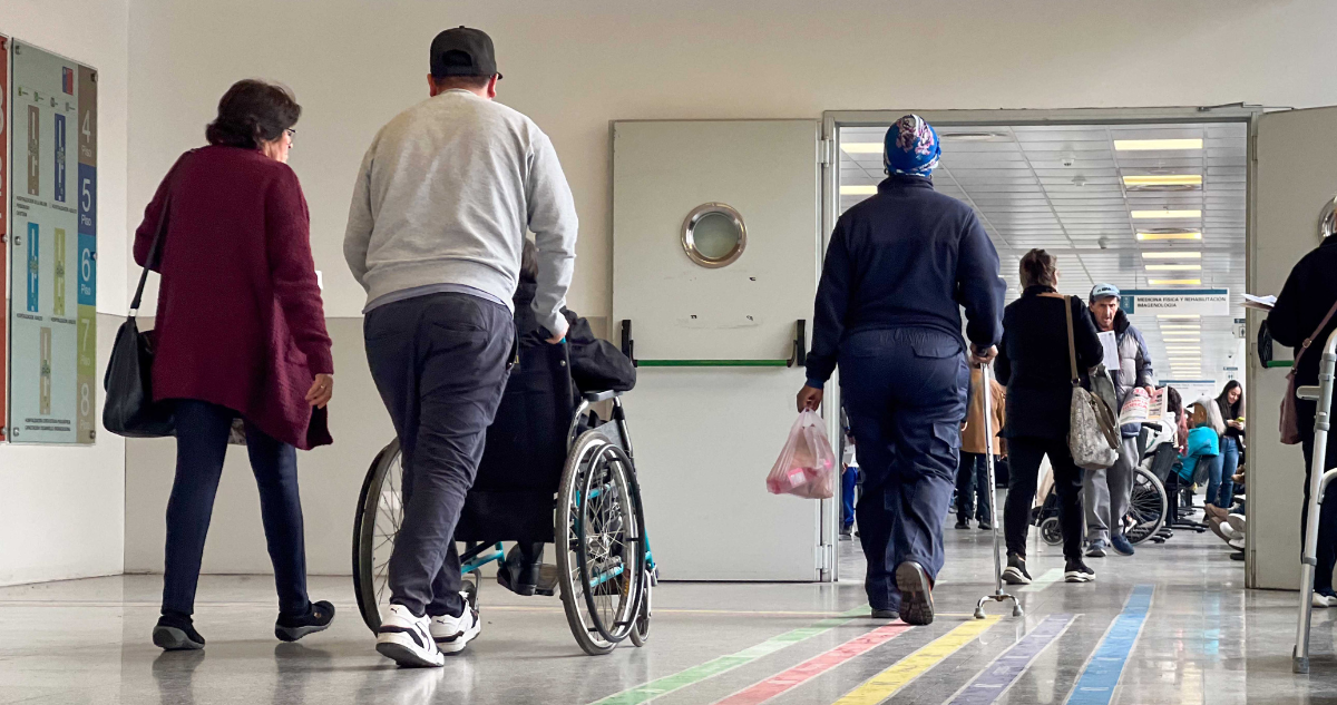 Personas ingresando a un recinto asistancial.