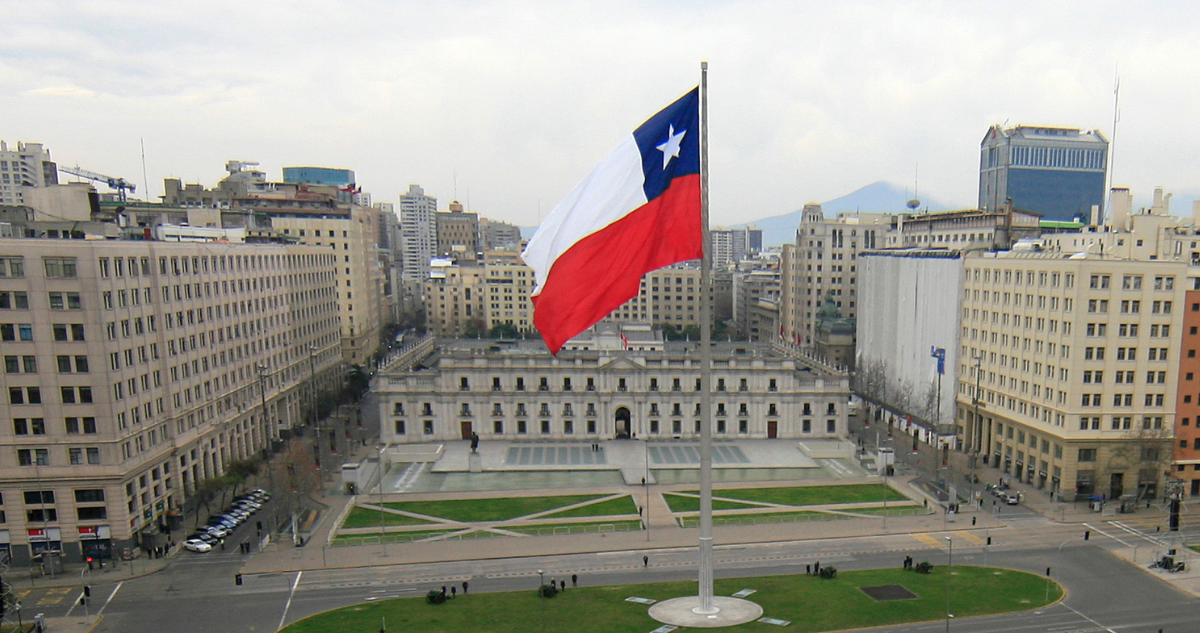 Bandera de Chile y La Moneda.