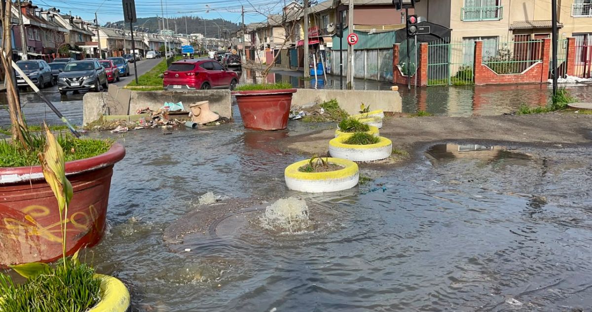 Vecinos anegados acusan malos olores y "foco infeccioso" tras rebalse de aguas servidas en Concepción