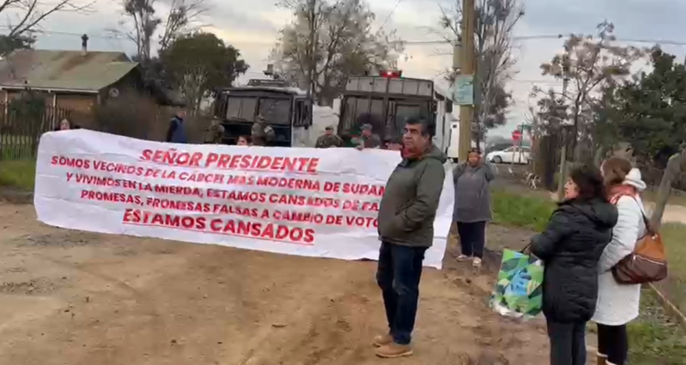 Vecinos de cárcel de Talca se manifiestan durante visita de Kast por “promesas sin cumplir”