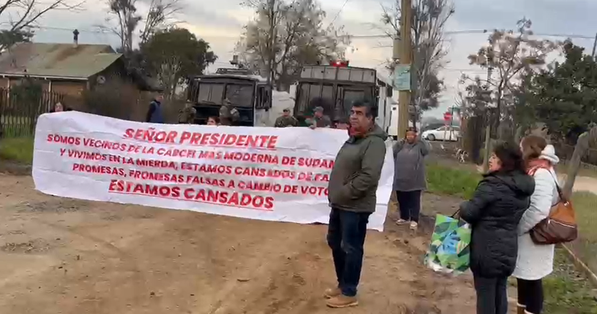 https://media.biobiochile.cl/wp-content/uploads/2026/08/vecinos-de-carcel-de-talca-se-manifiestan-durante-visita-de-kast-por-promesas-sin-cumplir.png