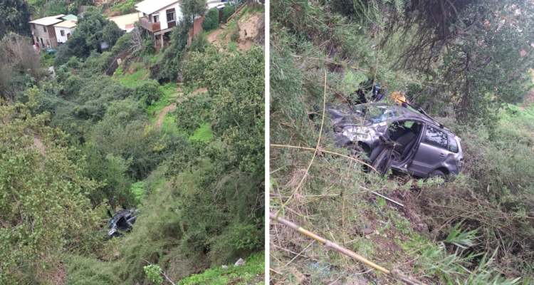 Mujer desbarranca 30 metros en su vehículo en quebrada ubicada en sector Forestal de Viña del Mar