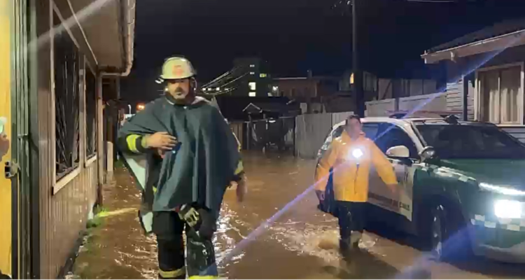 VIDEOS | Desborde del río Curanilahue obliga a evacuar sectores inundados en medio del sistema frontal