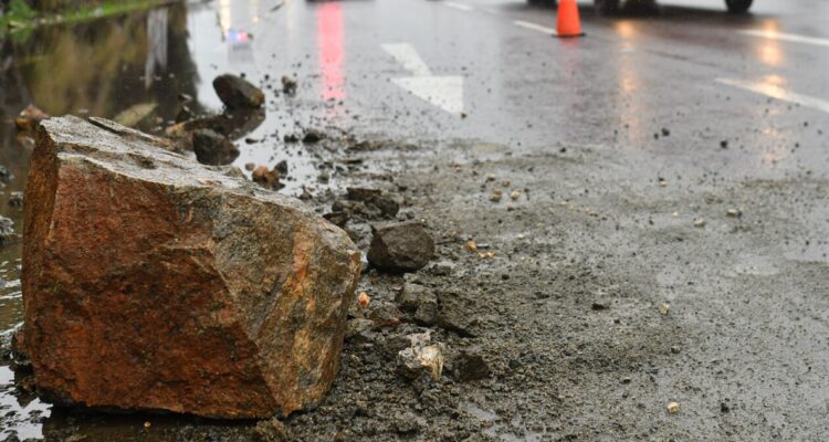 Sistema frontal: caída de rocas y tierra obliga a suspender tránsito en pista en