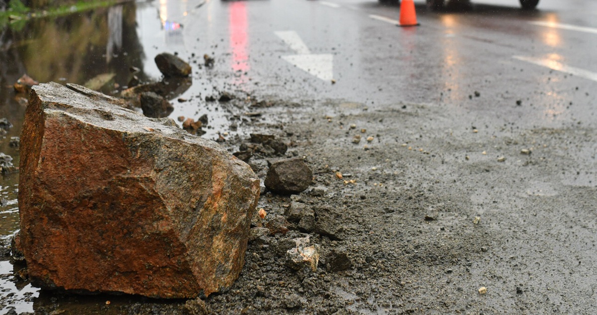 Sistema frontal: caída de rocas y tierra obliga a suspender tránsito en pista en