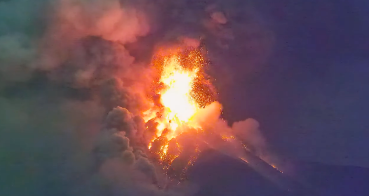Aumenta erupción del volcán de Fuego en Guatemala y evacúan aldeas cercanas