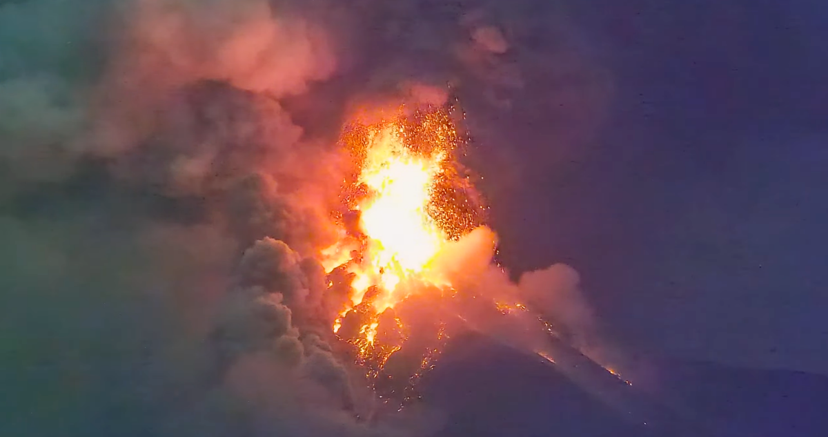 Aumenta erupción del volcán de Fuego en Guatemala y evacúan aldeas cercanas