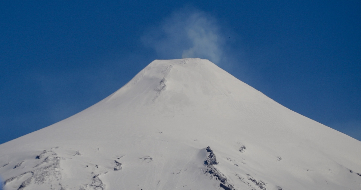 Volcán Villarrica registró incandescencia nocturna persistente con altura de columna de 40 metros