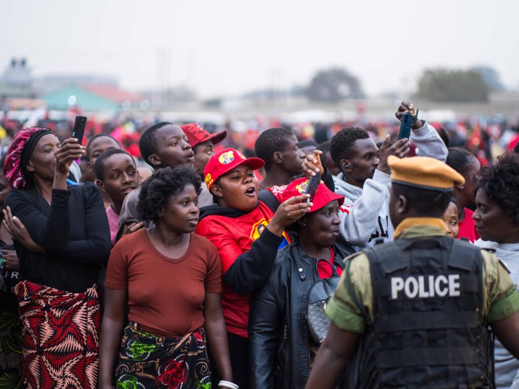 Partidarios en el último mitin del Partido Unido para el Desarrollo Nacional (UPND) en Lusaka, Zambia
