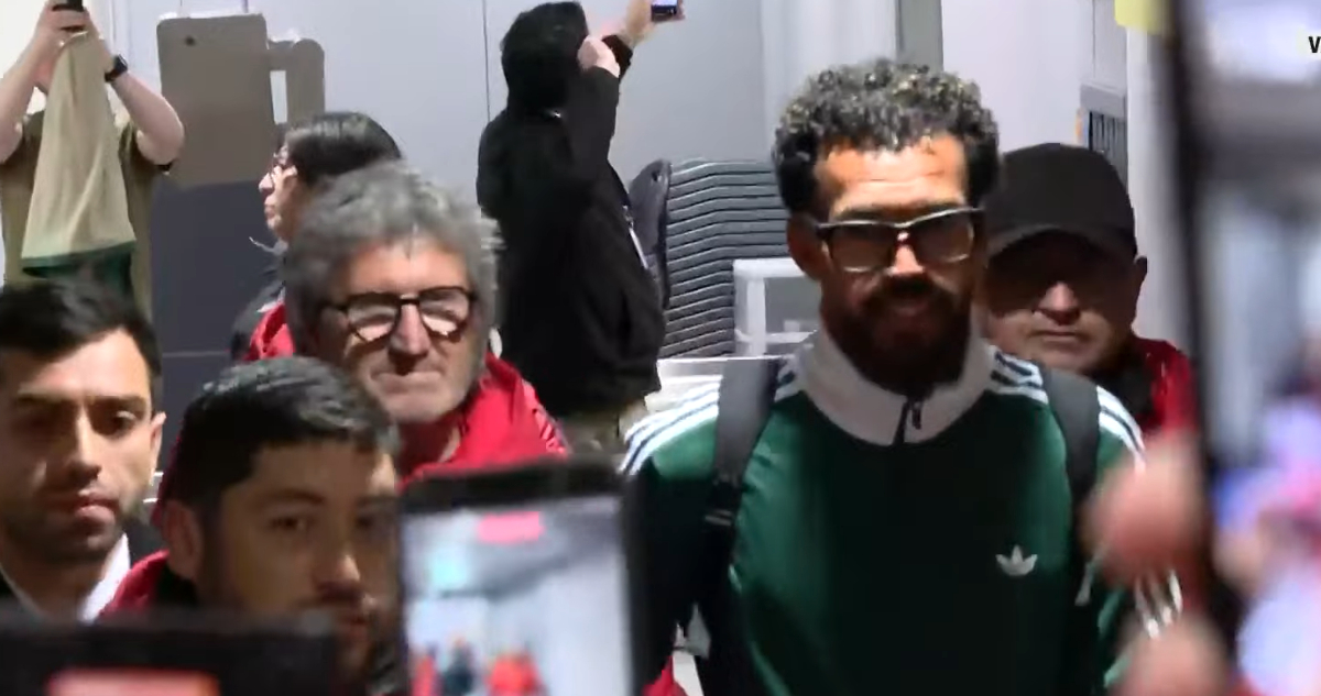 Vozinha llegó a Chile para firmar por Colo Colo.jpg