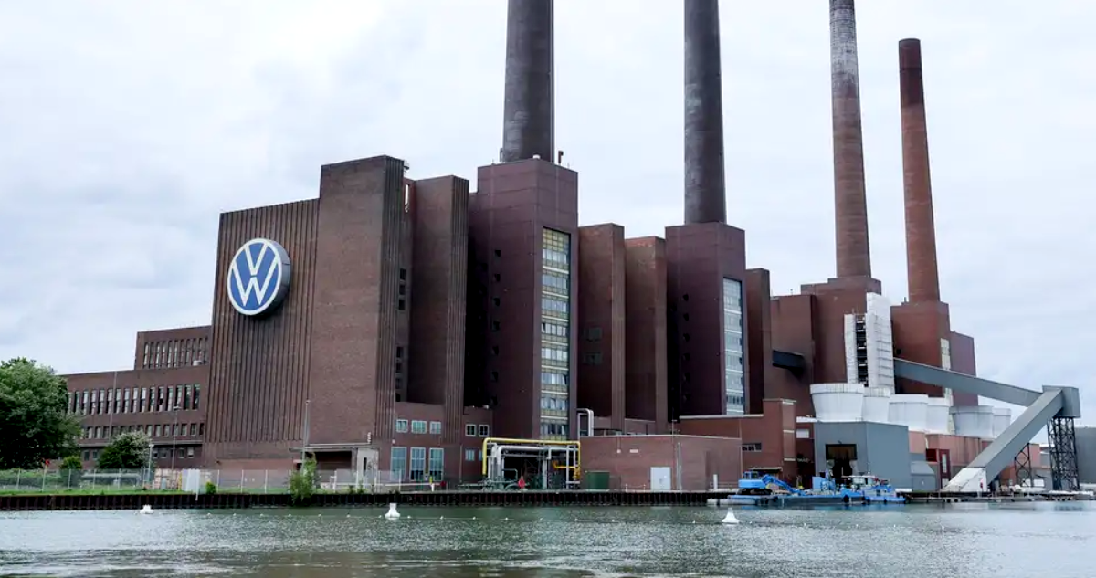 ¿De autos a antimisiles? Volkswagen estaría analizando fabricar material de guerra