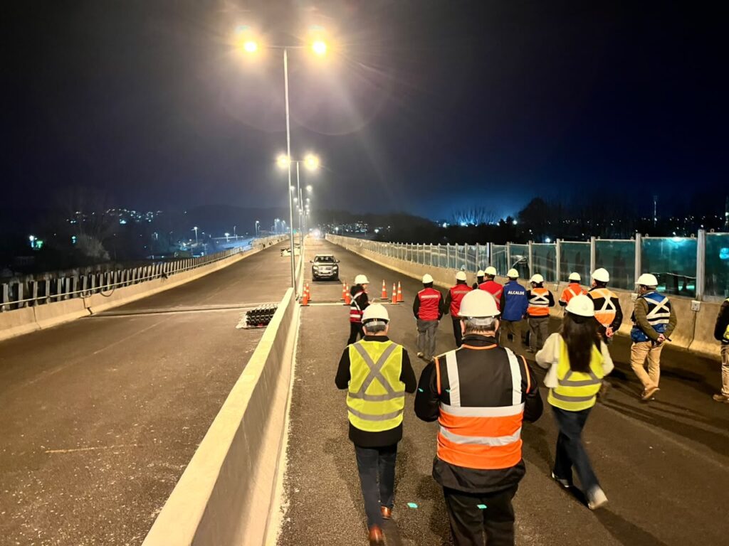Prueba de iluminación de Puente Chacabuco en Concepción: obra tiene 91% de avance