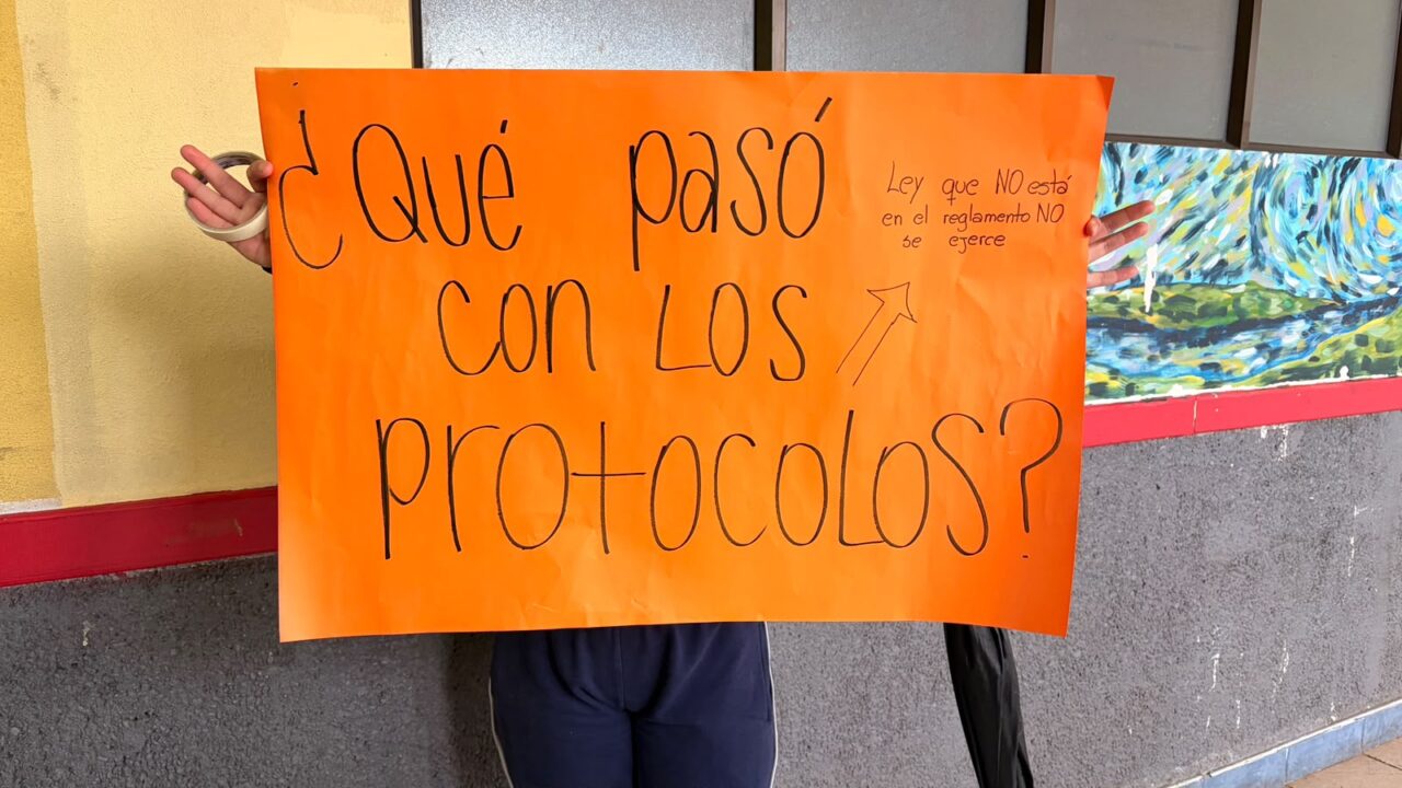 Acusan a carabineros de obligar a estudiantes a desvestirse frente a compañeros en liceo de Quellón