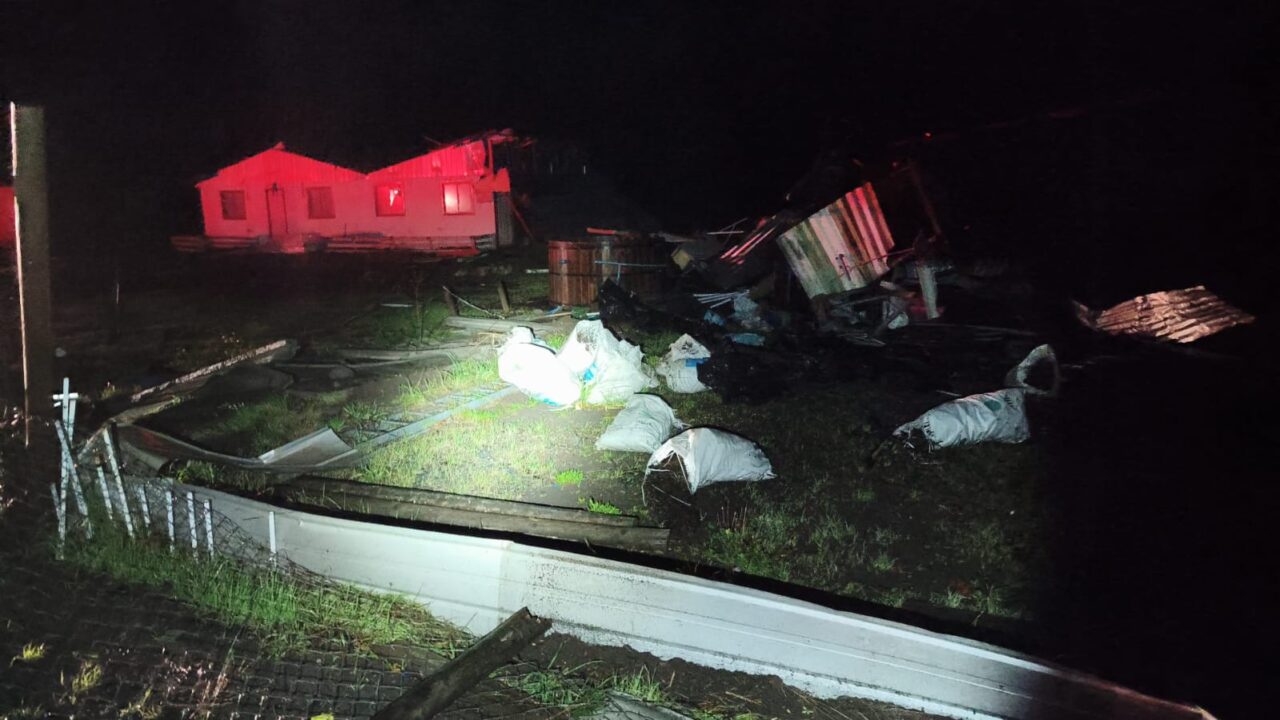 VIDEOS | Paso de tornado causa estragos en la región del Ñuble: hay corte de luz y casas sin techo
