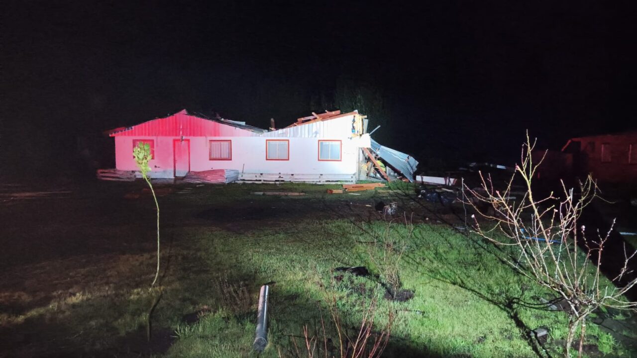 VIDEOS | Paso de tornado causa estragos en la región del Ñuble: hay corte de luz y casas sin techo
