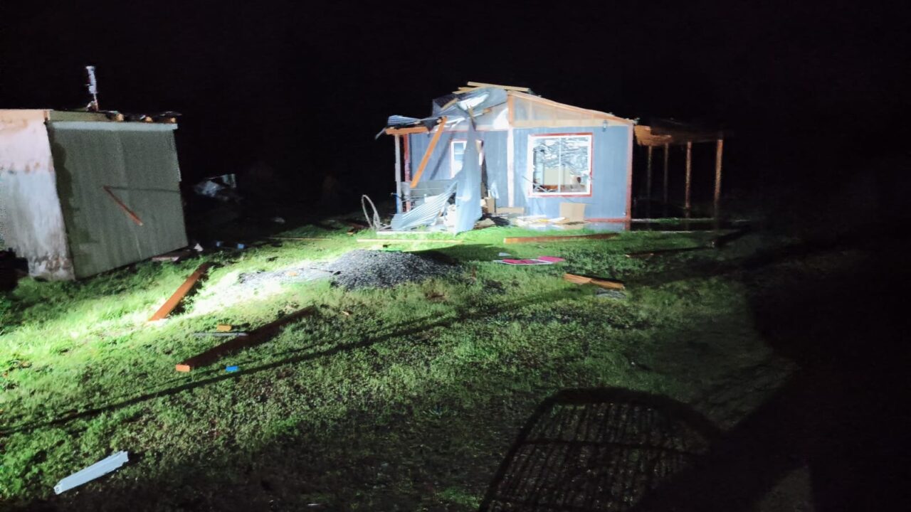 Paso de tornado causa estragos en la región del Ñuble: hay corte de luz y casas sin techo
