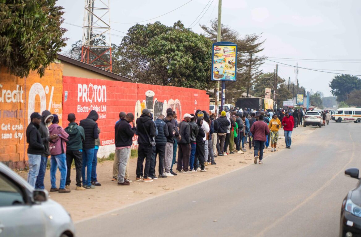 Personas esperando para votar en Lusaka, Zambia