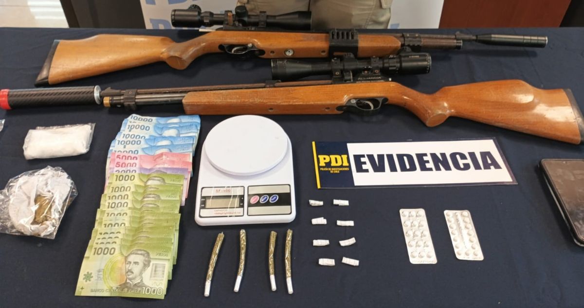 5 detenidos, drogas y 2 rifles incautados deja allanamiento en San Antonio: menor de edad implicado
