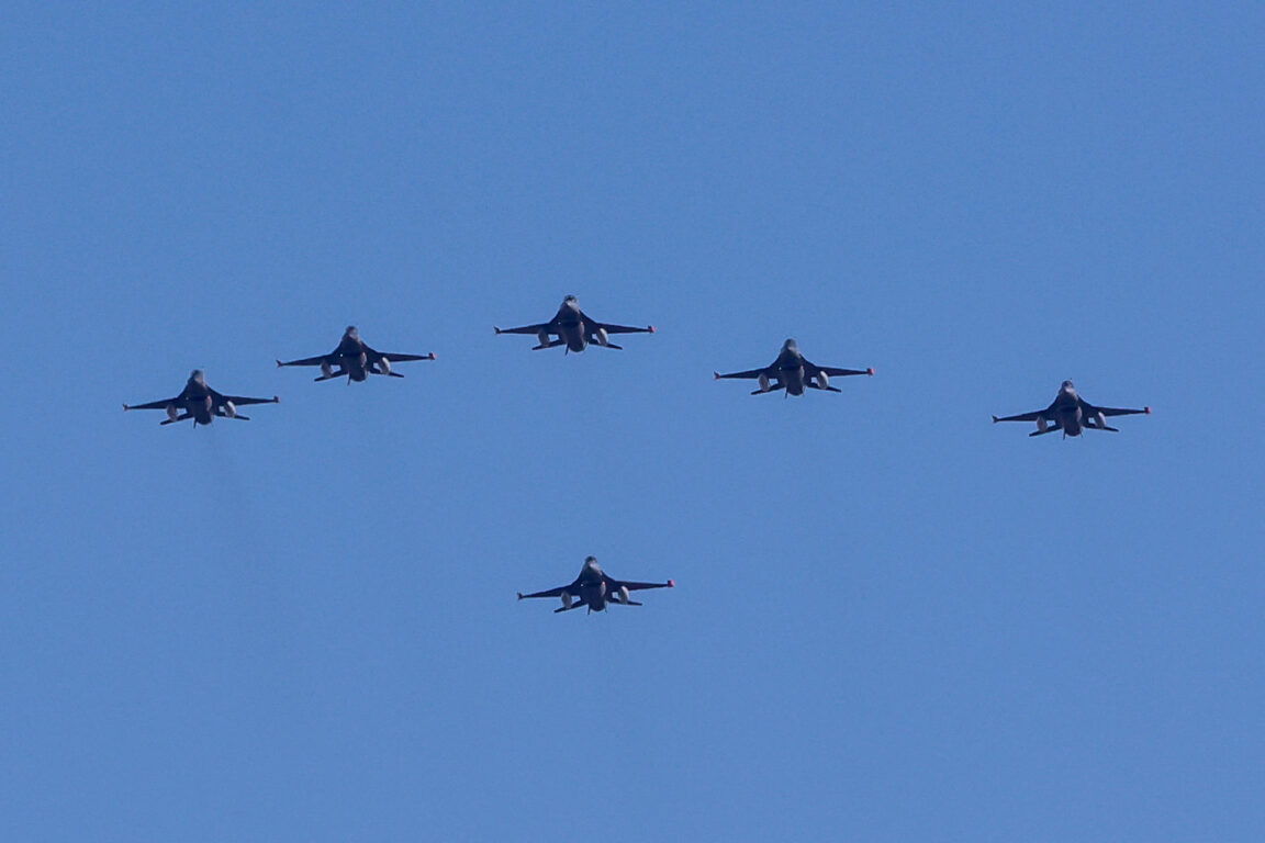 F16