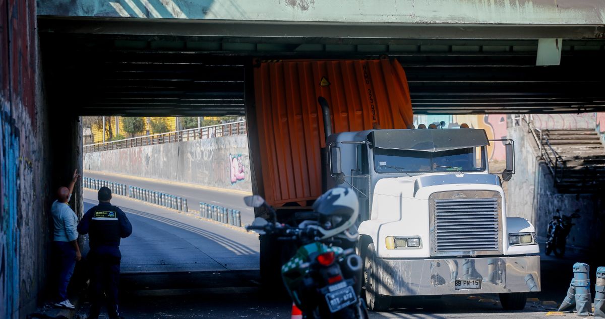 A 5 meses de accidente: paso bajo nivel de San Miguel reabre este martes con prohibición para camiones