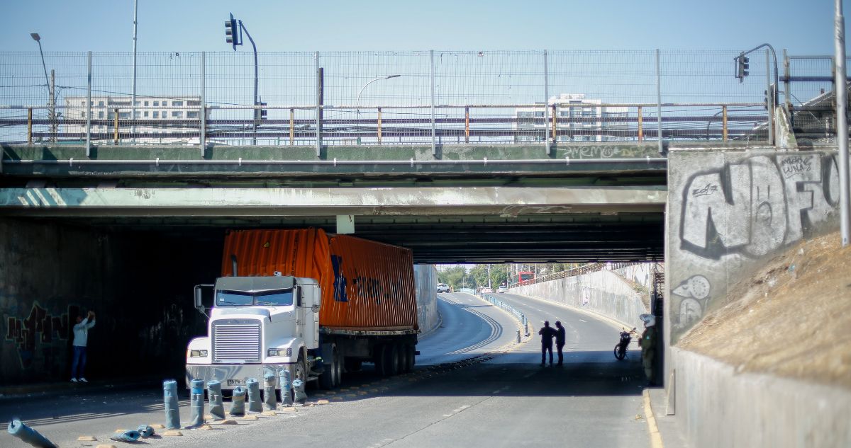 A 5 meses de accidente: paso bajo nivel de San Miguel reabre este martes con prohibición para camiones