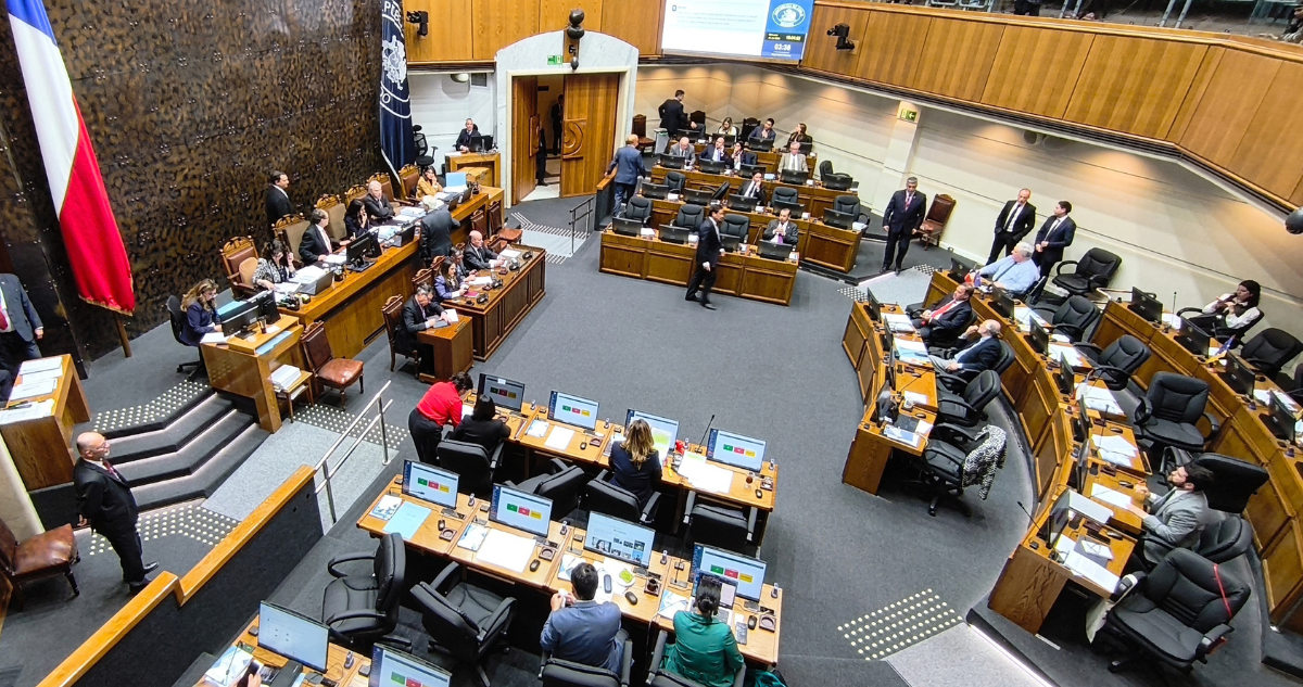 A punto de ser ley: reforma al sistema político avanza y mantiene norma sobre regímenes totalitarios