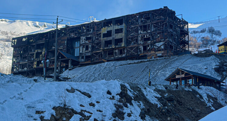 El día después: nuevos registros muestran magnitud del incendio que destruyó Hotel Alto Nevados