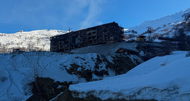 El día después: nuevos registros muestran magnitud del incendio que destruyó Hotel Alto Nevados