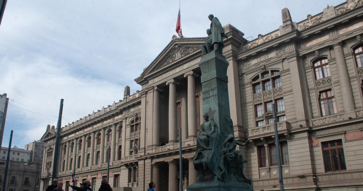 Colegio de Abogados de Nueva York cuestiona remoción de 56 jueces en Chile por viajes con licencia