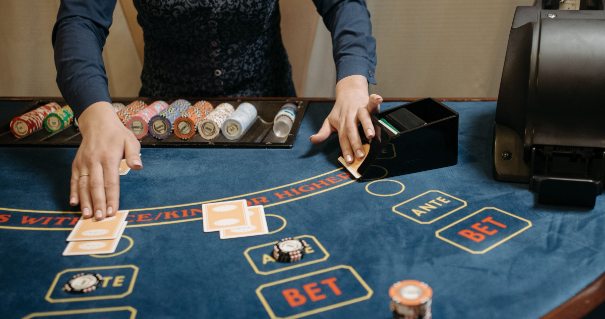 Foto de contexto de trabajadora de casino.