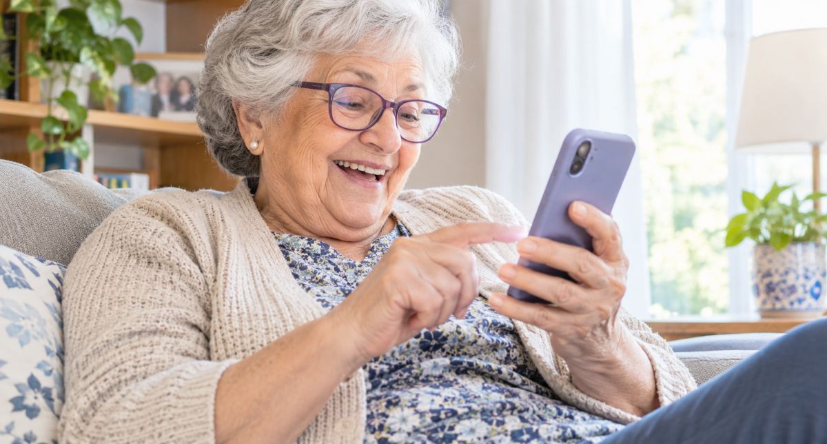 Abuelos adictos al telefóno: Adultos mayores son igual de propensos al algoritmo que los jóvenes