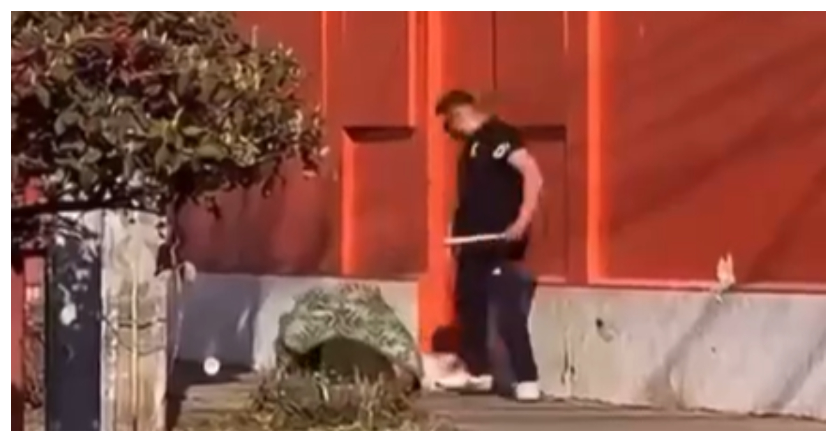 Golpes con un palo y patadas: video capta brutal ataque a mujer en situación de calle en San Antonio